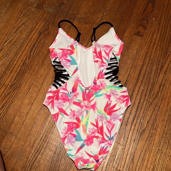 Pink one piece bikini - Picture 3 of 6